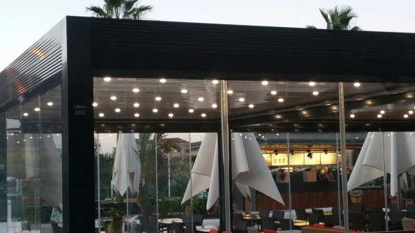 Pérgola bioclimática Med Twist - Centro comercial Parque Santiago Sur 6