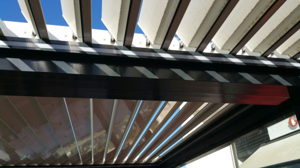 Pérgola bioclimática Med Twist - Centro comercial Parque Santiago Sur 6