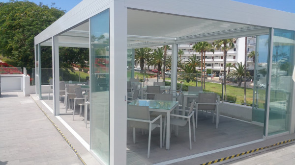 Pérgola bioclimática Med Twist - Hotel Flamingo Beach Club