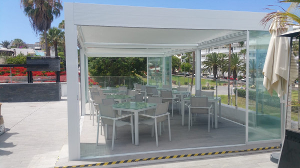 Pérgola bioclimática Med Twist - Hotel Flamingo Beach Club