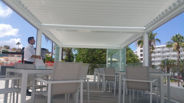 Pérgola bioclimática Med Twist - Hotel Flamingo Beach Club