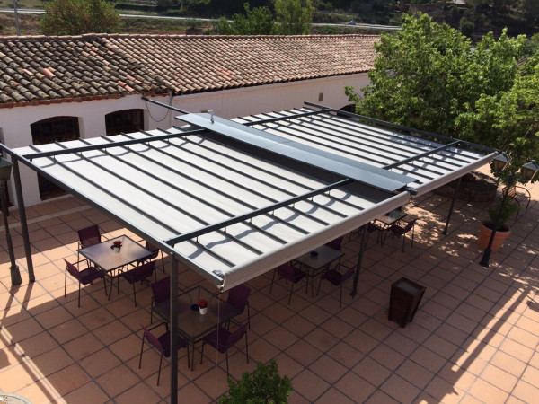 Sliding pergola awning - Mas Sunyol restaurant