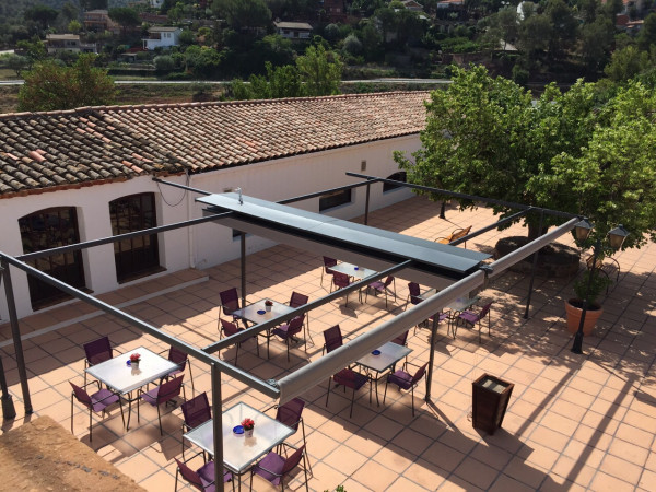 Toldo pérgola Corredero Praga - Restaurante Mas Sunyol