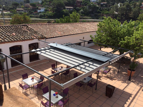 Toldo pérgola Corredero Praga - Restaurante Mas Sunyol