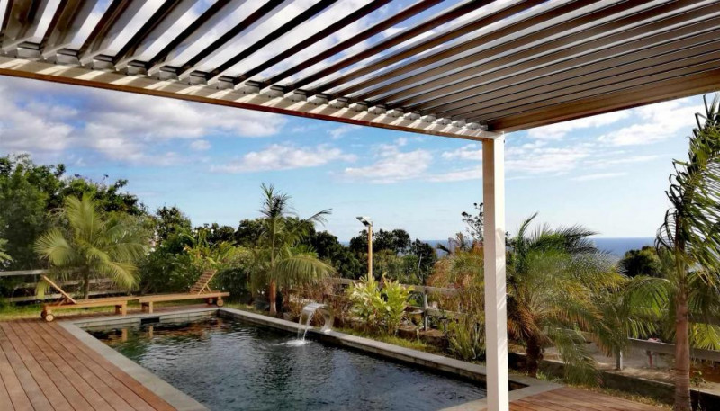Pérgola bioclimática de lamas Milán