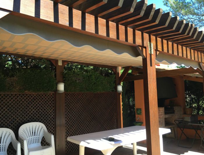 Toldo pérgola corredero Sofía para pérgola de madera