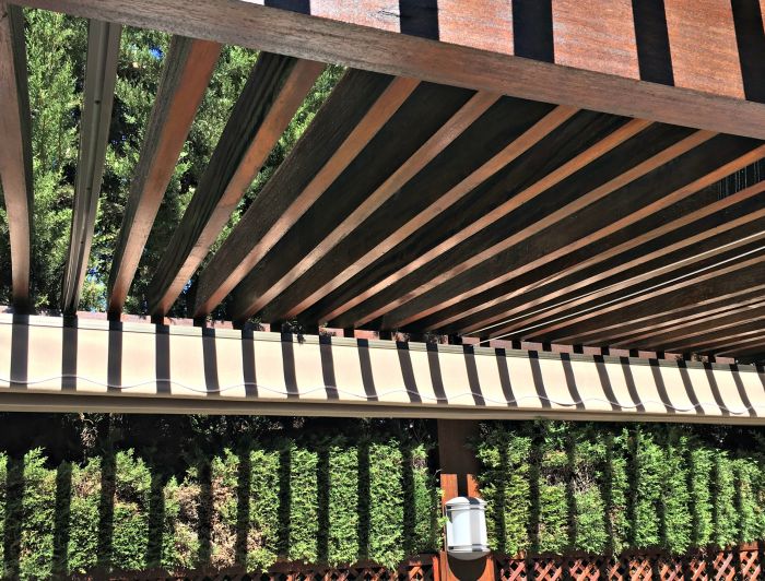 Toldo pérgola corredero Sofía para pérgola de madera